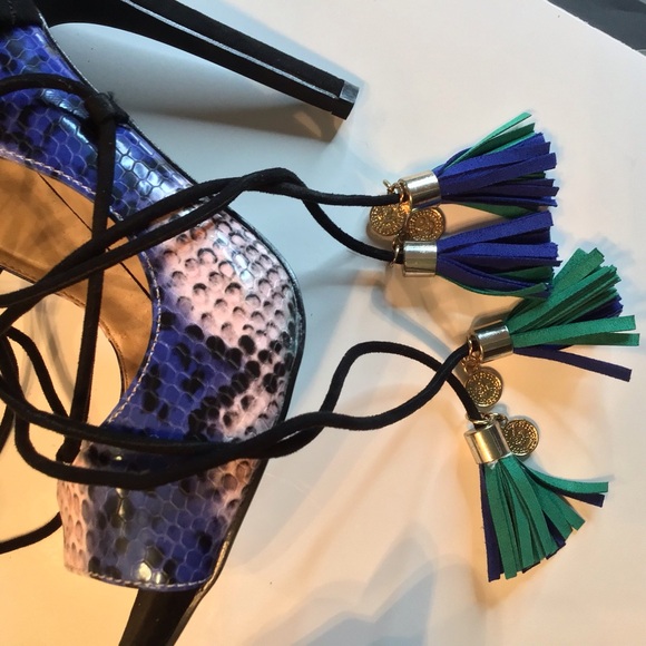 Brand new.Never worn tie up ankle snake pattern sandals gold, black,blue, green - Picture 4 of 9